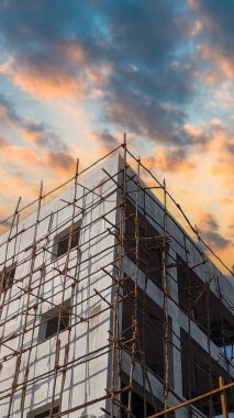 İnşaatın üzerindeki iskele.