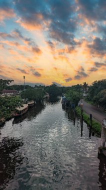 Nehrin üzerinde güzel bir gün batımı