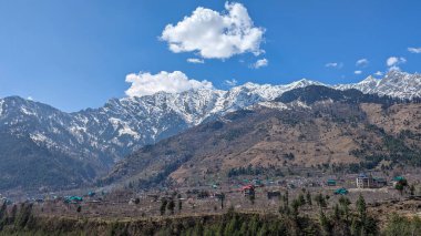 Mavi gökyüzü ve bulutlu dağ manzarası