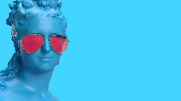 선글라스를 파란색 여성의 골동품 머리를 — 스톡 사진