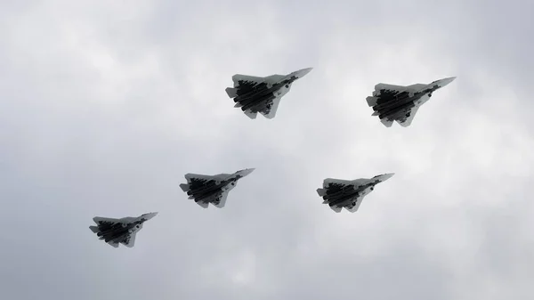 3Dは グループ戦争で飛んで雲の中に戦闘機のチームをレンダリングしますロシア中国ウクライナ台湾 — ストック写真