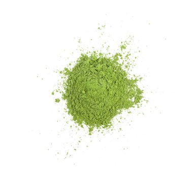 Beyaz arka planda yeşil çay tozu 