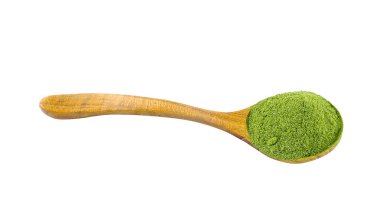 Beyaz arka planda yeşil çay tozu 