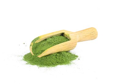 Beyaz arka planda yeşil çay tozu 