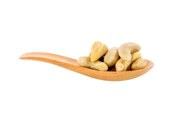 Beyaz arka planda izole edilmiş kaşıkta kaju.