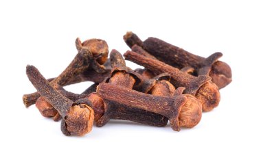 Beyaz arkaplanda baharat karanfilleri