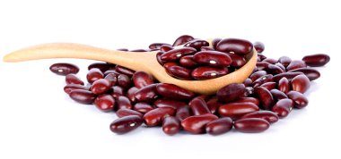 Beyaz arka planda kaşıkta kırmızı fasulye.