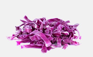 beyaz arkaplanda mor lahana