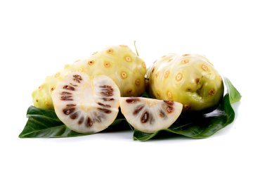 Beyaz arkaplanda meyveli noni meyvesi