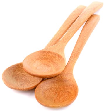 Beyaz arkaplanda tahta kaşık