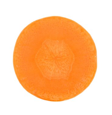 Beyaz arkaplanda havuç dilimleri