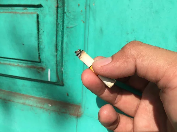 Mão Segurando Cigarro Que Está Prestes Acabar — Fotografia de Stock