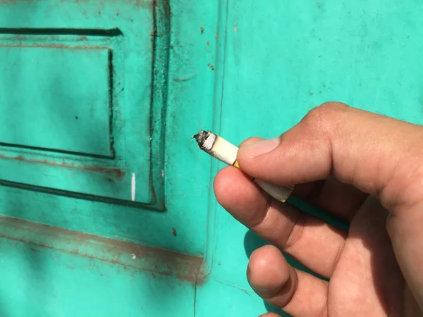 Mano Sosteniendo Cigarrillo Que Está Punto Agotarse — Foto de Stock