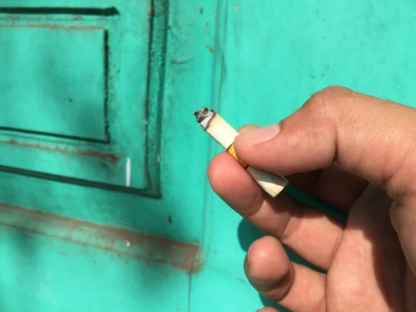 Main Tenant Une Cigarette Qui Est Sur Point Manquer — Photo