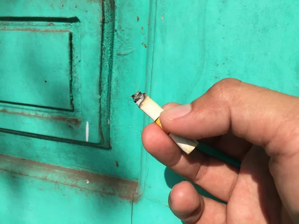 Mão Segurando Cigarro Que Está Prestes Acabar — Fotografia de Stock