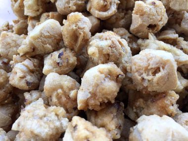 Sokak yemekçisinin tezgahında kızarmış tofu yığını.