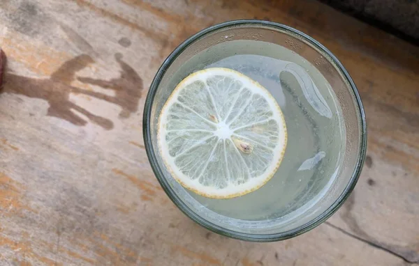Yukarıdan Görünen Bir Bardak Limonlu Soda Ahşap Bir Masada Servis — Stok fotoğraf