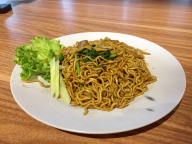 Restoranda servis edilen beyaz tabakta kızarmış şehriye.