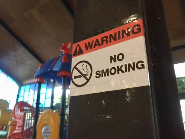 Žádná Tabule Kouření Vyvěšená Dětském Koutku — Stock fotografie