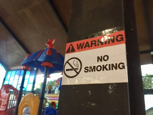 在儿童游乐场内张贴禁止吸烟标志 — 图库照片