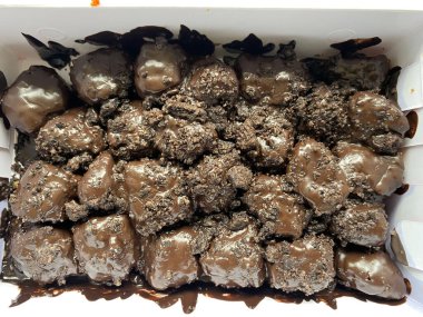 Bir karton beslenme çantasında erimiş çikolatalı muzlu nugget.