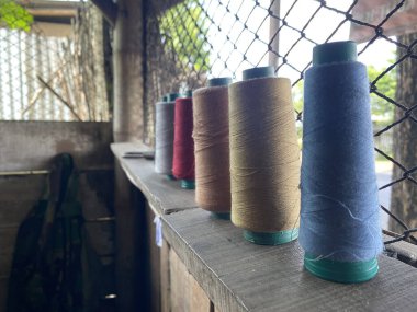 Basit bir terzinin dükkanında iplik kırıntısı.