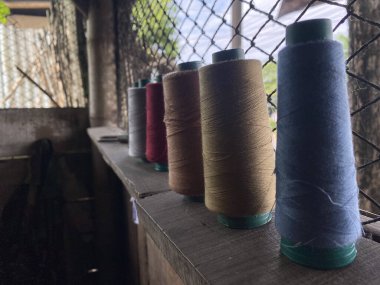 Basit bir terzinin dükkanında iplik kırıntısı.