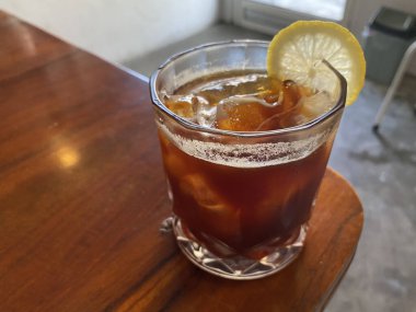 Sıcak havada keyif almaya uygun Japon buzlu kahvesi ahşap bir masada servis edilir.