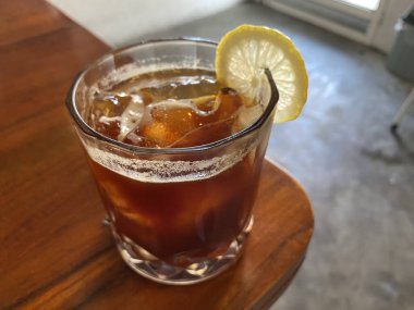 Sıcak havada keyif almaya uygun Japon buzlu kahvesi ahşap bir masada servis edilir.