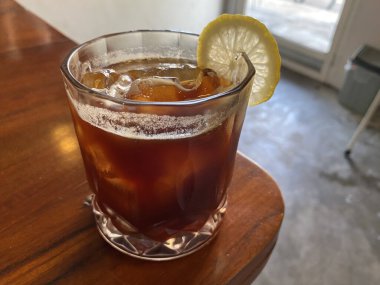 Sıcak havada keyif almaya uygun Japon buzlu kahvesi ahşap bir masada servis edilir.