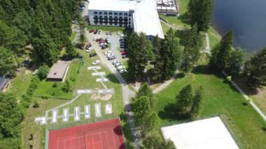 Otel, Zdar Hills 'in koruma altındaki arazisinde Milovsky Gölü' nün kıyısında yer almaktadır. Bu da güzel ve güzel bölgelerde rahatlama sıkıntısı yaşanmayacağının garantisidir.