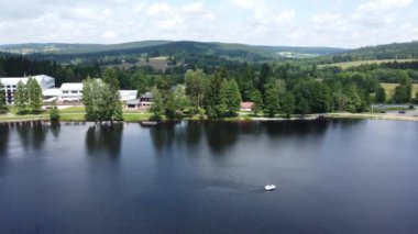 Milovsky rybnik Milovsky Pond Milovy 'de Zdarske vrchy' nin koruma altındaki peyzaj bölgesinde bir dinlenme alanında yer almaktadır. Gölet 1610 'da Trebomyslikli Vilem Dubsky tarafından kuruldu.