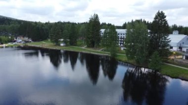 Milovsky rybnik Milovsky Pond Milovy 'de Zdarske vrchy' nin koruma altındaki peyzaj bölgesinde bir dinlenme alanında yer almaktadır. Gölet 1610 'da Trebomyslikli Vilem Dubsky tarafından kuruldu.