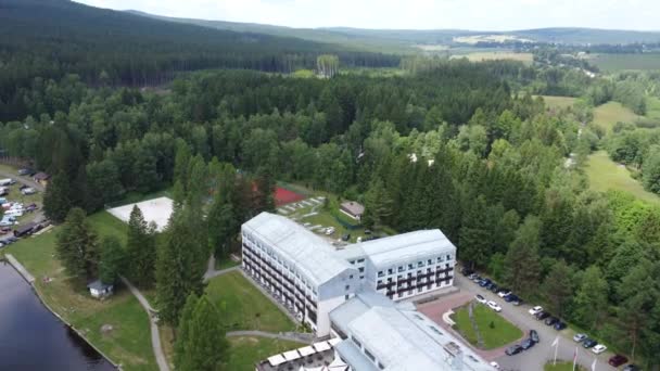 Das Hotel Befindet Sich Geschützten Landschaftsgebiet Der Zdar Berge Direkt — Stockvideo