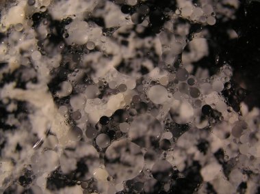 baloncukların makro çekimi, suyun üzerindeki yağ damlaları uzay gibi görünüyor.