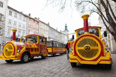 Lviv şehrindeki elektrikli eko turist treni sokaklarda dolaşıyor.