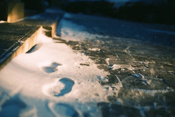 在一个大雪的冬天 人类鞋子上的脚印 — 图库照片
