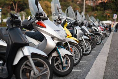 Birçok scooter ve motosiklet uzun bir sıra halinde park edilmiştir.