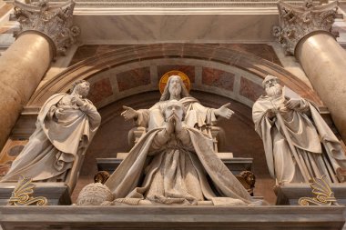 ROME, ITALY, VATICAN - 16 ARALIK 2011: İtalya, Roma, Vatikan, St. Peter Katedrali, iç mimari, heykeller, tablolar, sütunlar