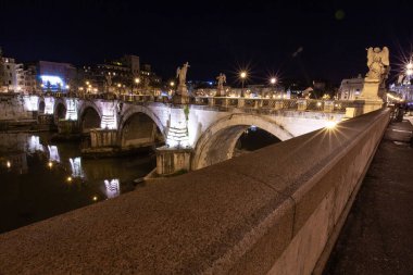 Roma, İtalya, gece şehrindeki köprü çok güzel aydınlatılmış.