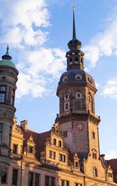 Almanya 'nın Dresden şehrinin merkez kısmının güzel mimarisi ve katedralleri
