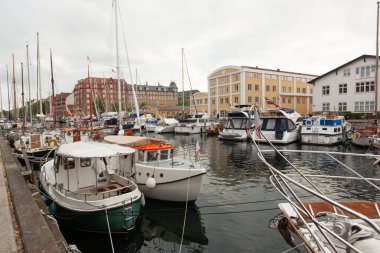 Kopenhag Nistavn, çok güzel bir liman. Evlerin arasındaki kanalda bir sürü tekne var. 