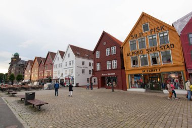 Bergen, Norveç - 23 Temmuz 2016: Norveç 'in Bergen kentindeki güzel mimari ve renkli evler