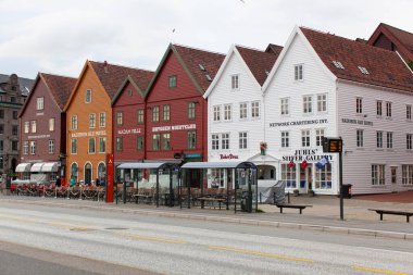 Bergen, Norveç - 23 Temmuz 2016: Norveç 'in Bergen kentindeki güzel mimari ve renkli evler
