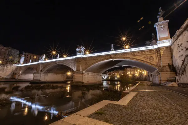 Рим Италия Мост Ночном Городе Красиво Освещен — стоковое фото