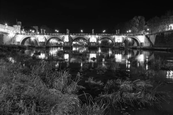 이탈리아 도시에 다리가 아름다운 조명을 — 스톡 사진