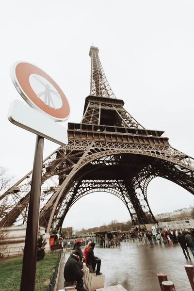 Parijs Eiffeltoren Brede Hoek Met Perspectief — Stockfoto