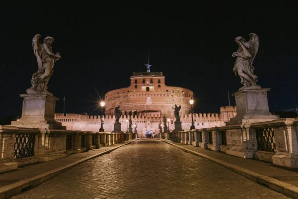 Рим Италия Замок Святого Ангела Ночью Подсветкой — стоковое фото