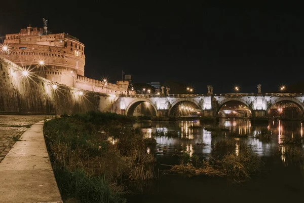 Rzym Włochy Most Nocnym Mieście Jest Pięknie Oświetlony — Zdjęcie stockowe