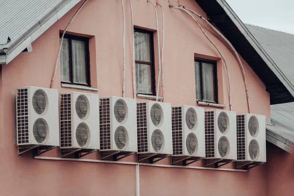 Mnoho Klimatizátory Jsou Upevněny Stěně Domu — Stock fotografie